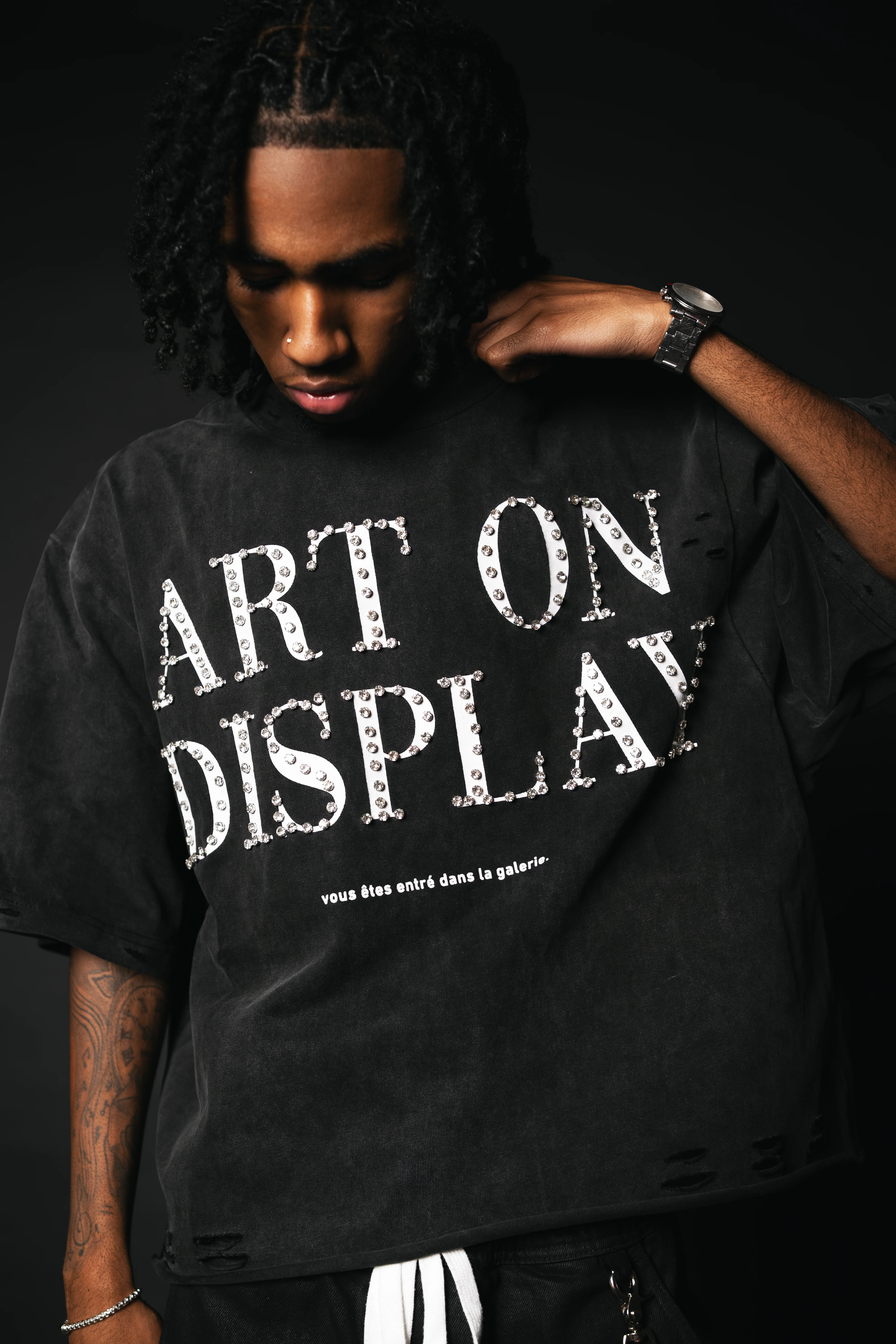 "ART ON DISPLAY" RHINESTONE DISTRESSTED TEE - Image 4